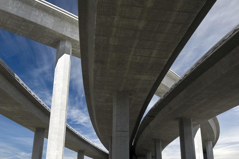betonowy wiadukt
